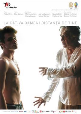 La câțiva oameni distanță de tine